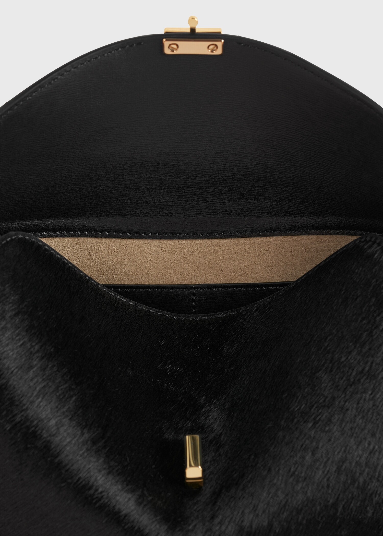 TOTEME 티-락 포니 헤어 클러치 블랙의 블랙컬러 3번쨰 이미지입니다.