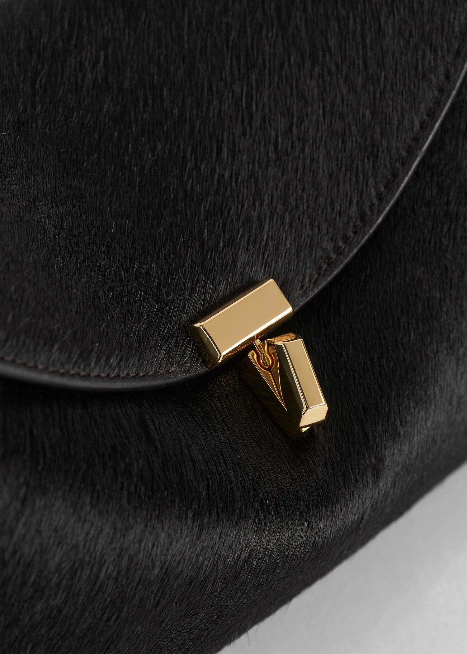 TOTEME 티-락 포니 헤어 클러치 블랙의 블랙컬러 4번쨰 이미지입니다.
