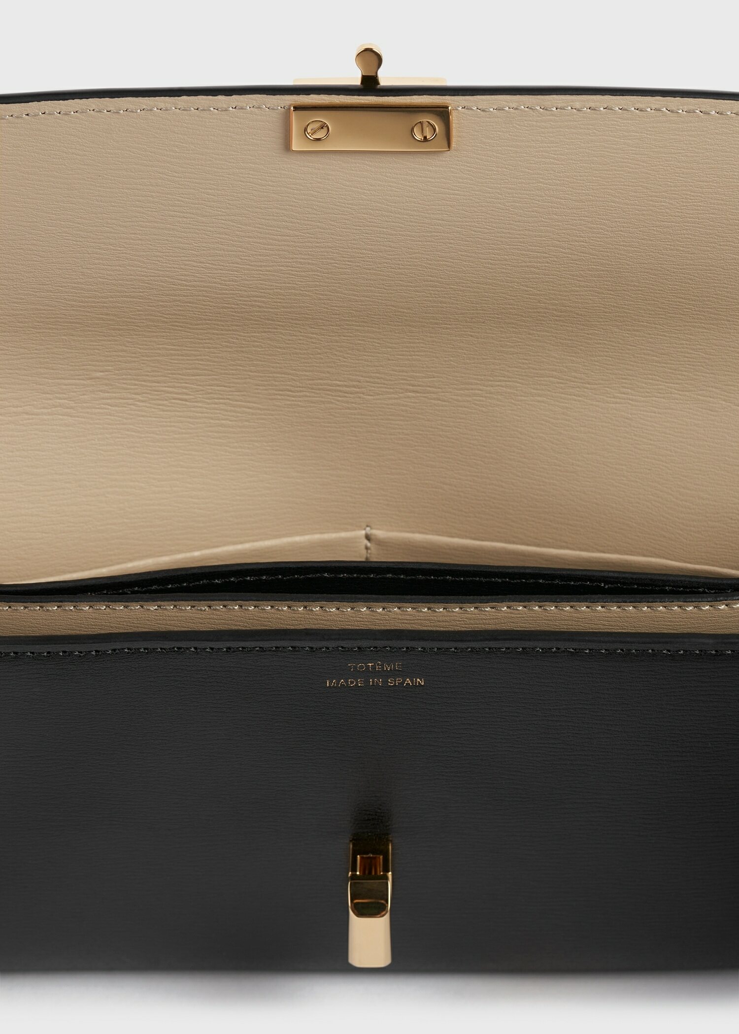 TOTEME 티-락 레더 월렛 블랙의 블랙컬러 2번쨰 이미지입니다.