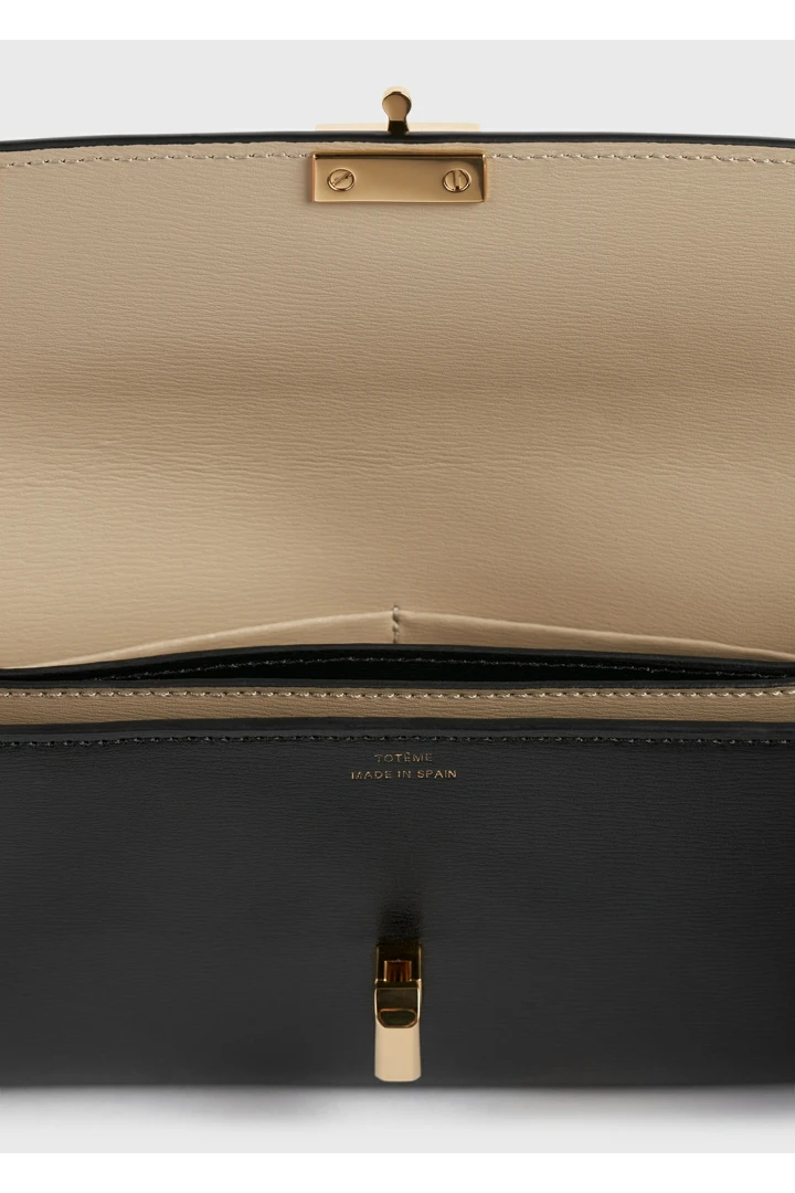 TOTEME 티-락 레더 월렛 블랙의 블랙컬러 2번쨰 이미지입니다.