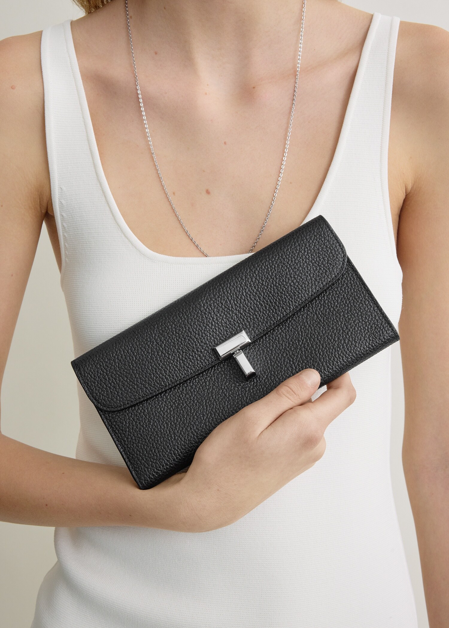 TOTEME 티-락 레더 월렛 블랙의 블랙컬러 1번쨰 이미지입니다.