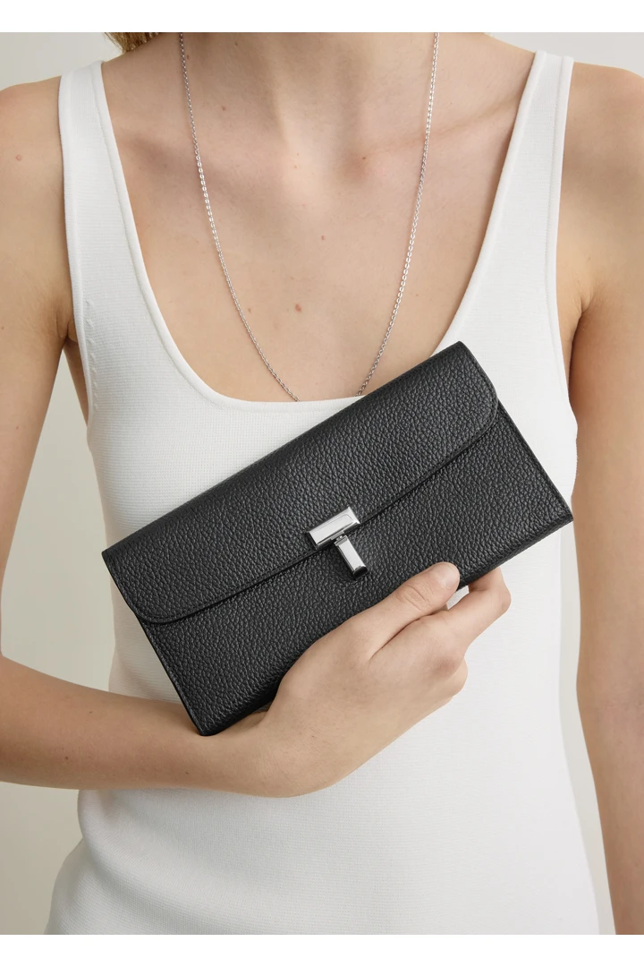 TOTEME 티-락 레더 월렛 블랙의 블랙컬러 1번쨰 이미지입니다.