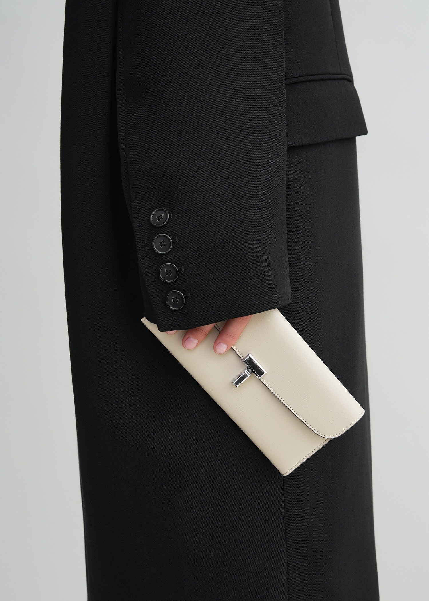 TOTEME 티-락 레더 월렛 폰의 폰컬러 1번쨰 이미지입니다.