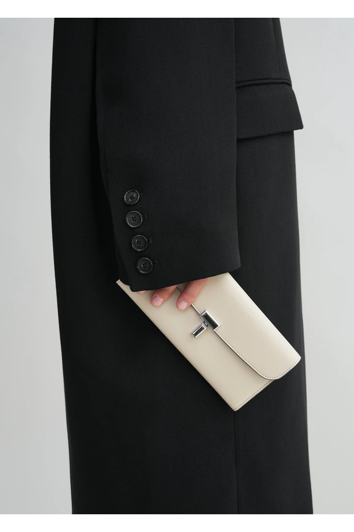 TOTEME 티-락 레더 월렛 폰의 폰컬러 1번쨰 이미지입니다.