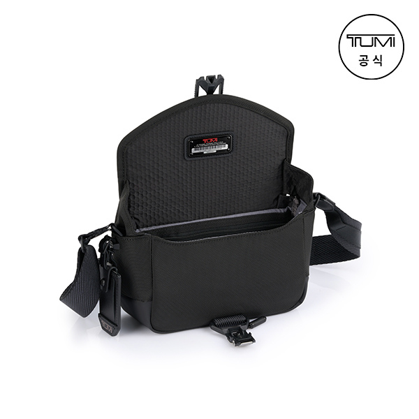 투미(백화점) [현대백화점] 알파 브라보 콤파스 플랩 크로스백_0232716D