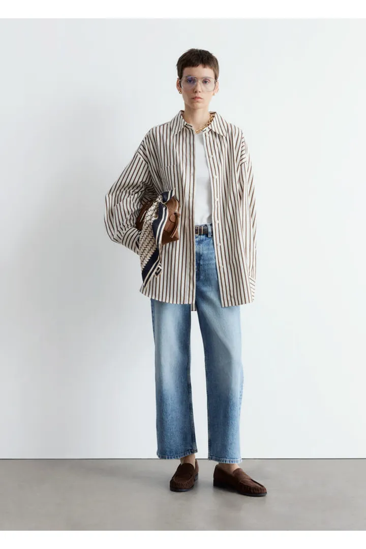 앤아더스토리즈 오버사이즈 셔츠의 화이트-브라운 스트라이프컬러 ECOMLook입니다.