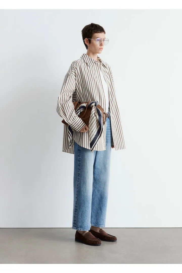 앤아더스토리즈 오버사이즈 셔츠의 화이트-브라운 스트라이프컬러 ECOMLook입니다.