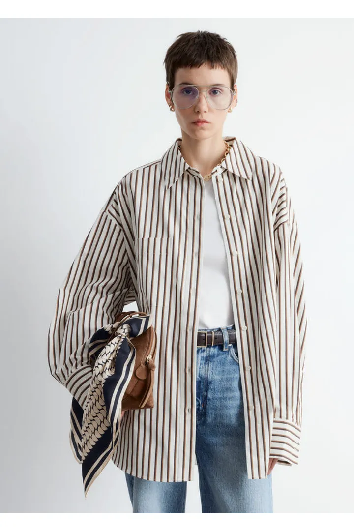 앤아더스토리즈 오버사이즈 셔츠의 화이트-브라운 스트라이프컬러 ECOMLook입니다.