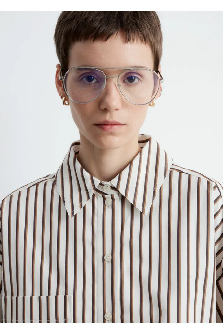 앤아더스토리즈 오버사이즈 셔츠의 화이트-브라운 스트라이프컬러 ECOMLook입니다.