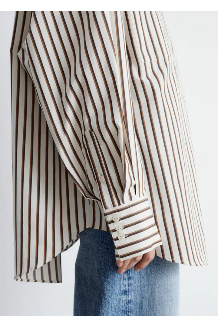 앤아더스토리즈 오버사이즈 셔츠의 화이트-브라운 스트라이프컬러 ECOMLook입니다.