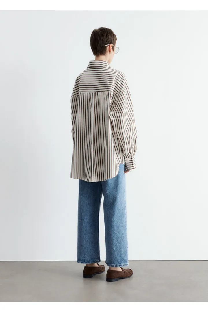 앤아더스토리즈 오버사이즈 셔츠의 화이트-브라운 스트라이프컬러 ECOMLook입니다.