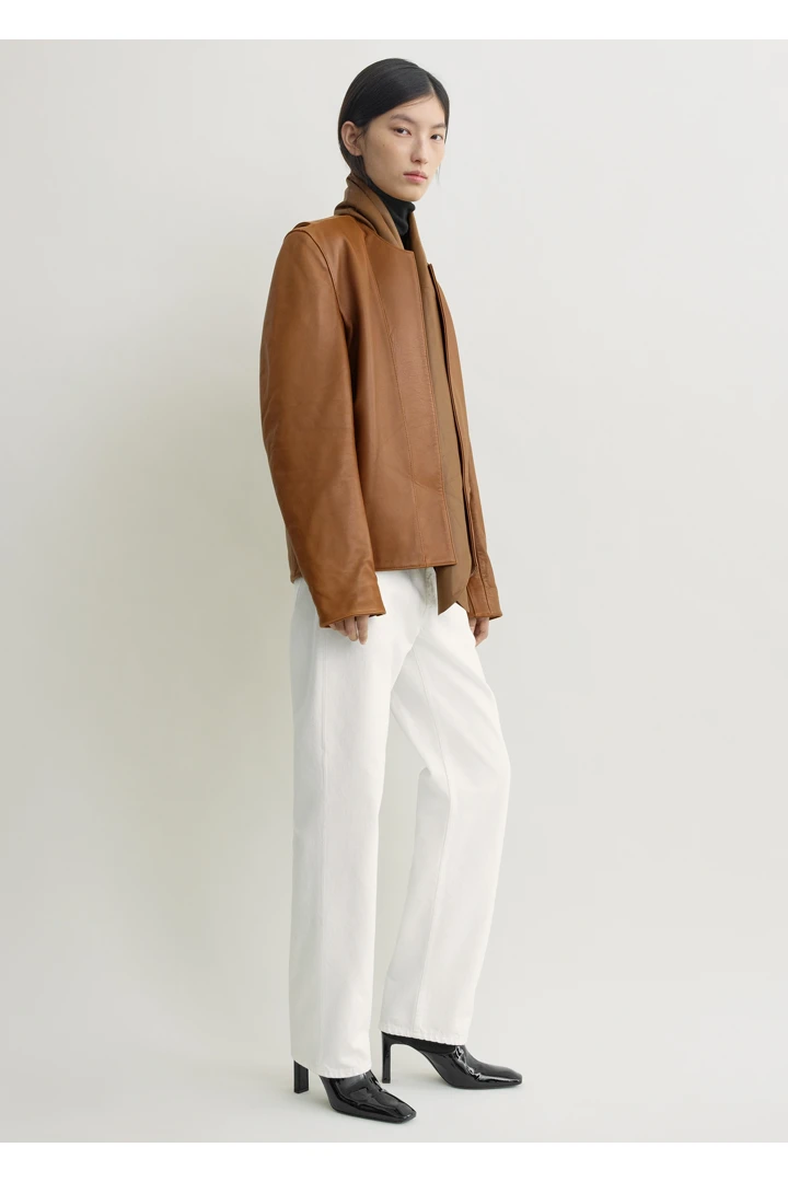 TOTEME 미니멀 바이커 재킷 코퍼의 코퍼컬러 1번쨰 이미지입니다.