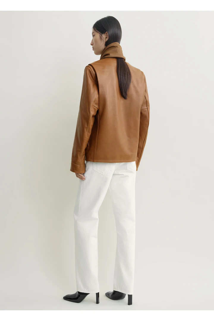 TOTEME 미니멀 바이커 재킷 코퍼의 코퍼컬러 2번쨰 이미지입니다.