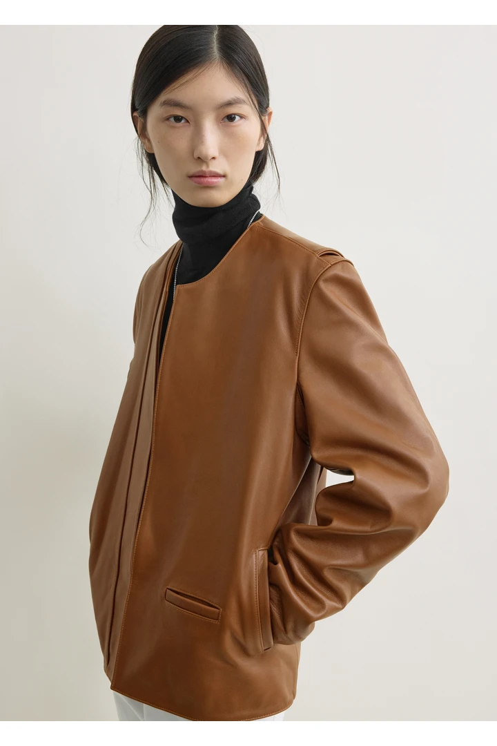 TOTEME 미니멀 바이커 재킷 코퍼의 코퍼컬러 3번쨰 이미지입니다.