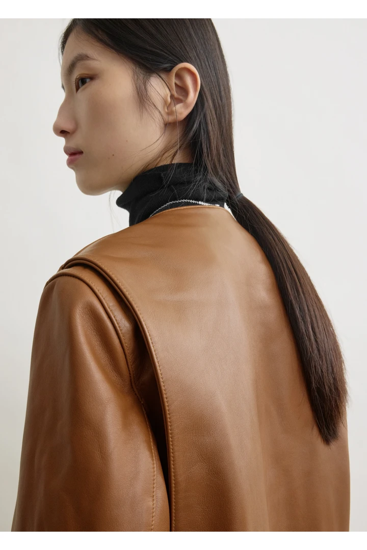 TOTEME 미니멀 바이커 재킷 코퍼의 코퍼컬러 4번쨰 이미지입니다.