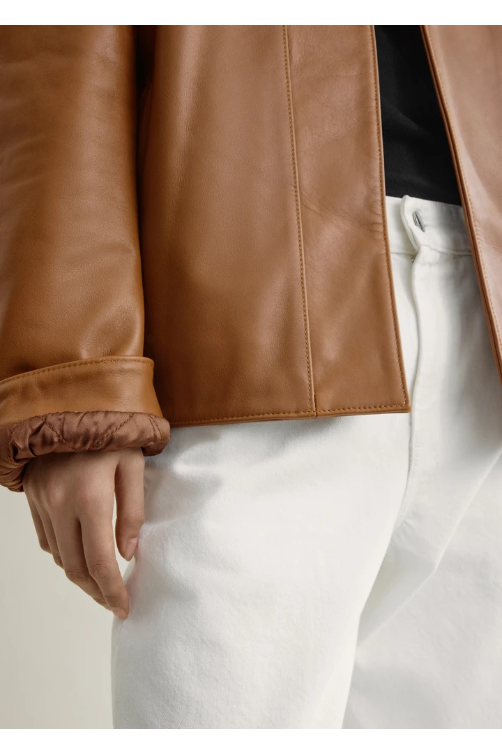 TOTEME 미니멀 바이커 재킷 코퍼의 코퍼컬러 5번쨰 이미지입니다.