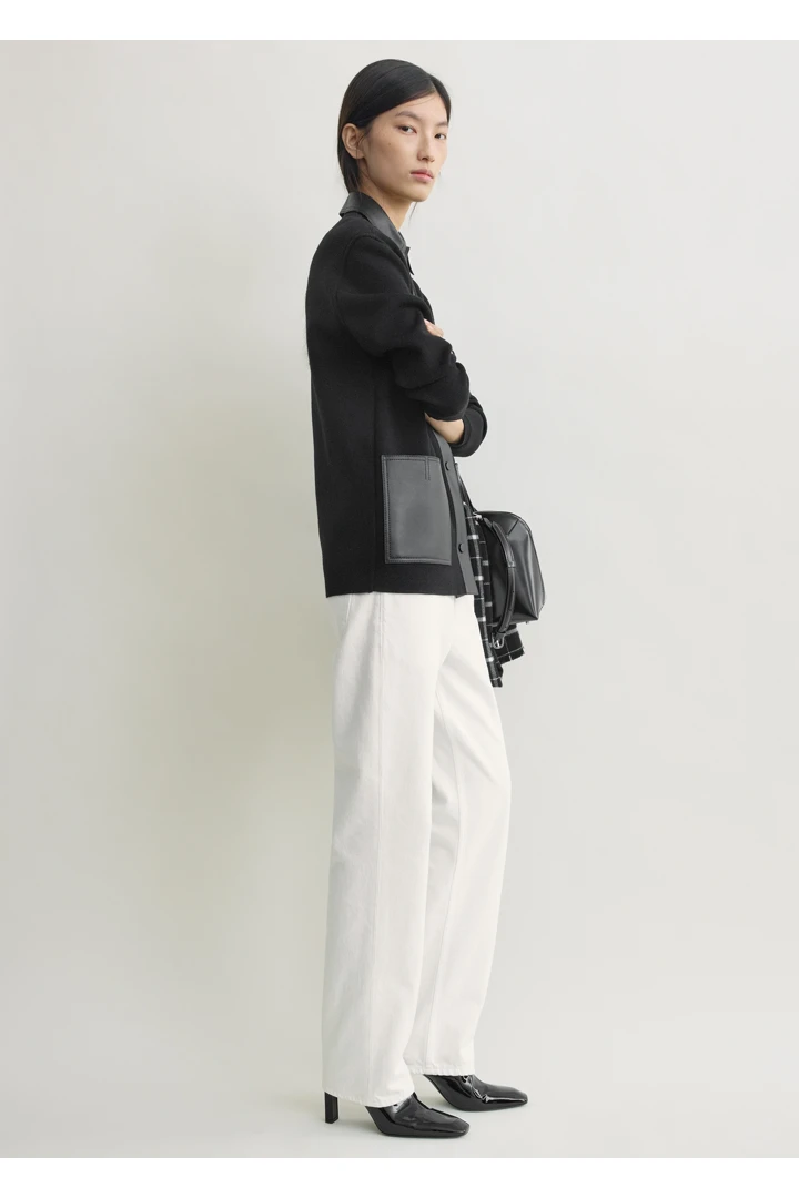 TOTEME 패치 포켓 셔츠 블랙의 블랙컬러 1번쨰 이미지입니다.