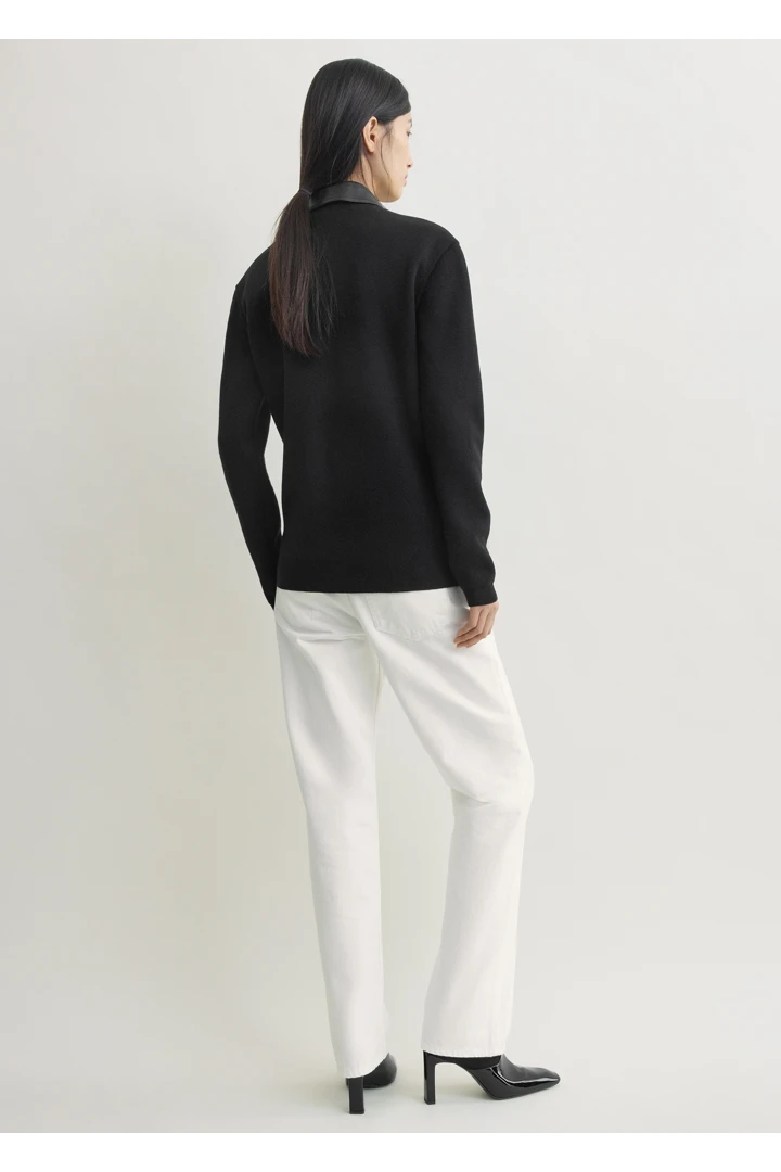 TOTEME 패치 포켓 셔츠 블랙의 블랙컬러 2번쨰 이미지입니다.