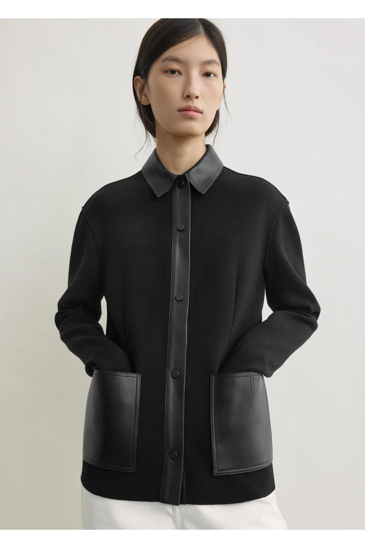 TOTEME 패치 포켓 셔츠 블랙의 블랙컬러 3번쨰 이미지입니다.