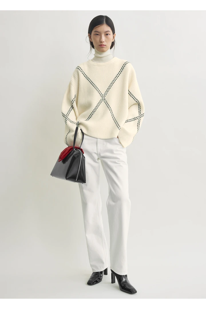 TOTEME 아가일 스티치 캐시미어 스웨터 에크루/블랙의 에크루/블랙컬러 0번쨰 이미지입니다.