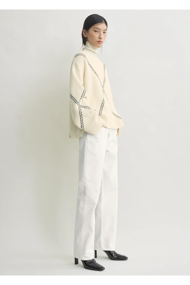 TOTEME 아가일 스티치 캐시미어 스웨터 에크루/블랙의 에크루/블랙컬러 1번쨰 이미지입니다.