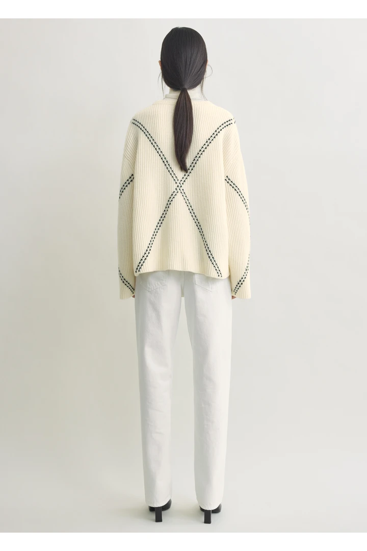 TOTEME 아가일 스티치 캐시미어 스웨터 에크루/블랙의 에크루/블랙컬러 2번쨰 이미지입니다.