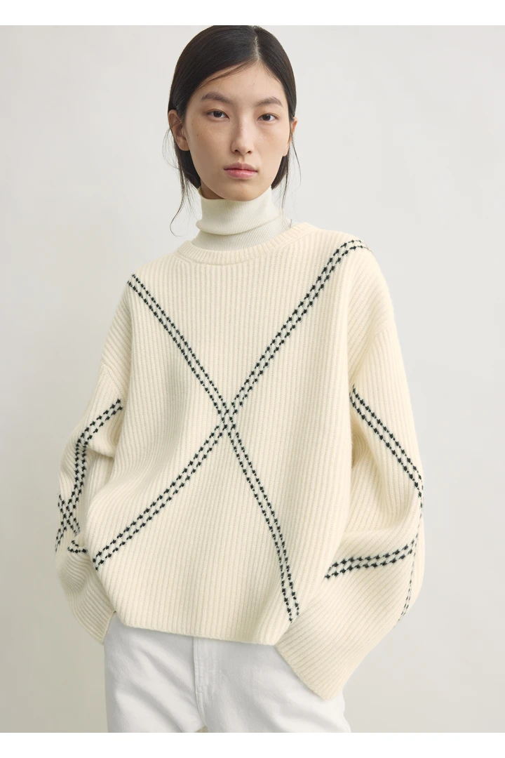 TOTEME 아가일 스티치 캐시미어 스웨터 에크루/블랙의 에크루/블랙컬러 3번쨰 이미지입니다.