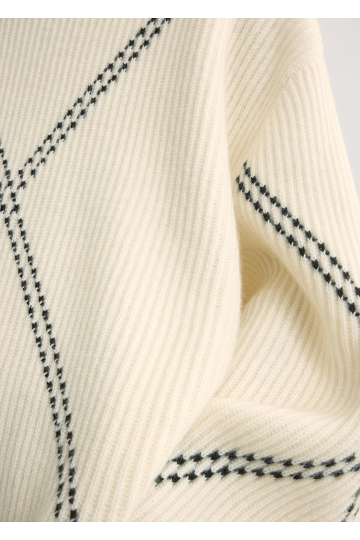 TOTEME 아가일 스티치 캐시미어 스웨터 에크루/블랙의 에크루/블랙컬러 4번쨰 이미지입니다.