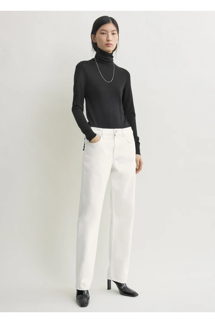 TOTEME 로우 스트레이트 데님 화이트의 화이트컬러 0번쨰 이미지입니다.