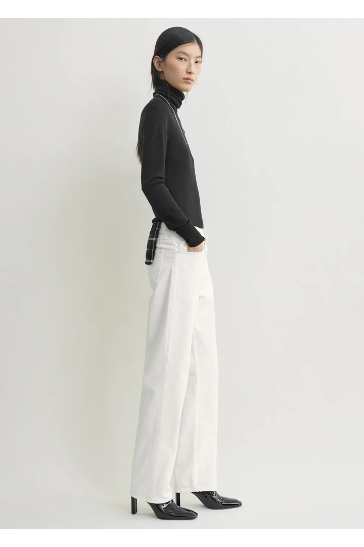 TOTEME 로우 스트레이트 데님 화이트의 화이트컬러 1번쨰 이미지입니다.