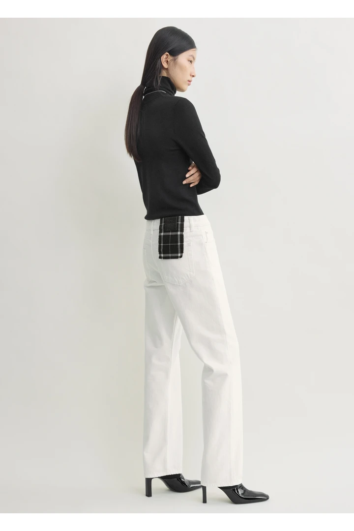 TOTEME 로우 스트레이트 데님 화이트의 화이트컬러 2번쨰 이미지입니다.