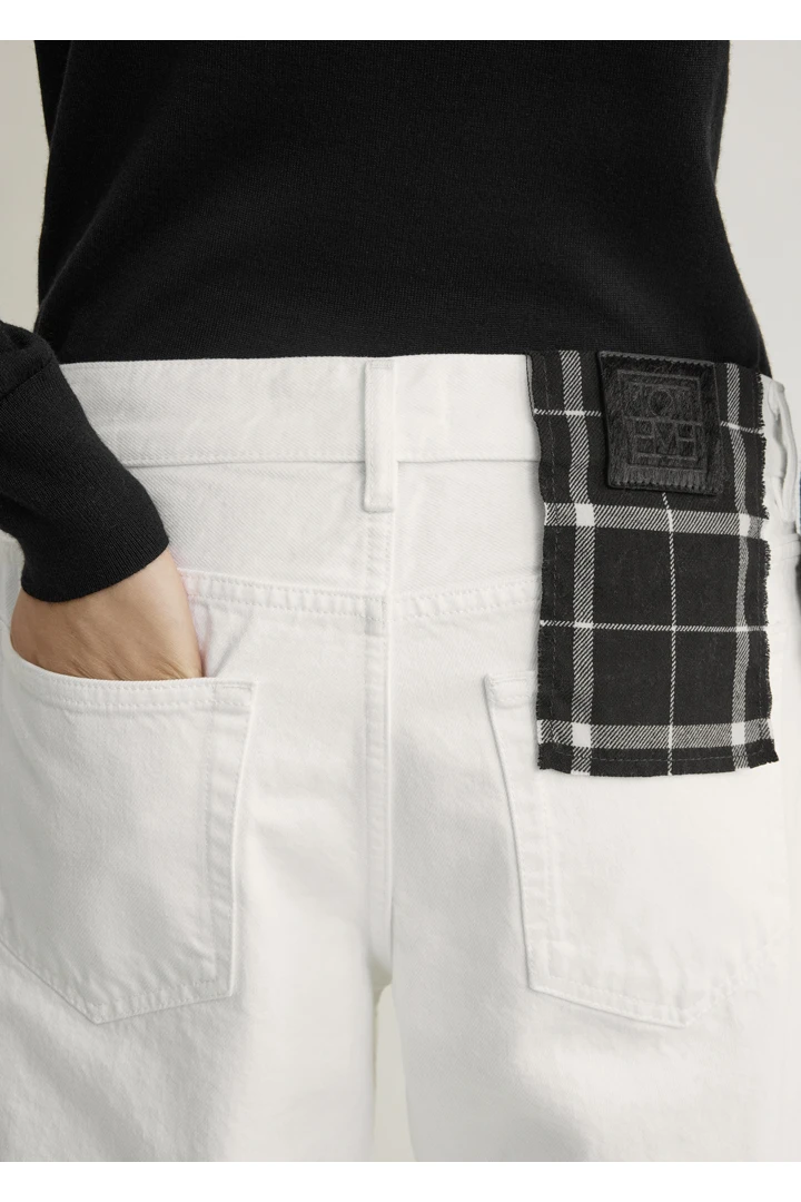 TOTEME 로우 스트레이트 데님 화이트의 화이트컬러 3번쨰 이미지입니다.