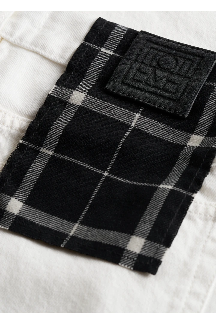 TOTEME 로우 스트레이트 데님 화이트의 화이트컬러 4번쨰 이미지입니다.