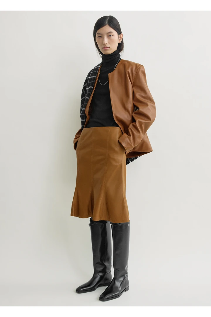 TOTEME default image 12 of 브라운 in 플루티드 레더 스커트 코퍼