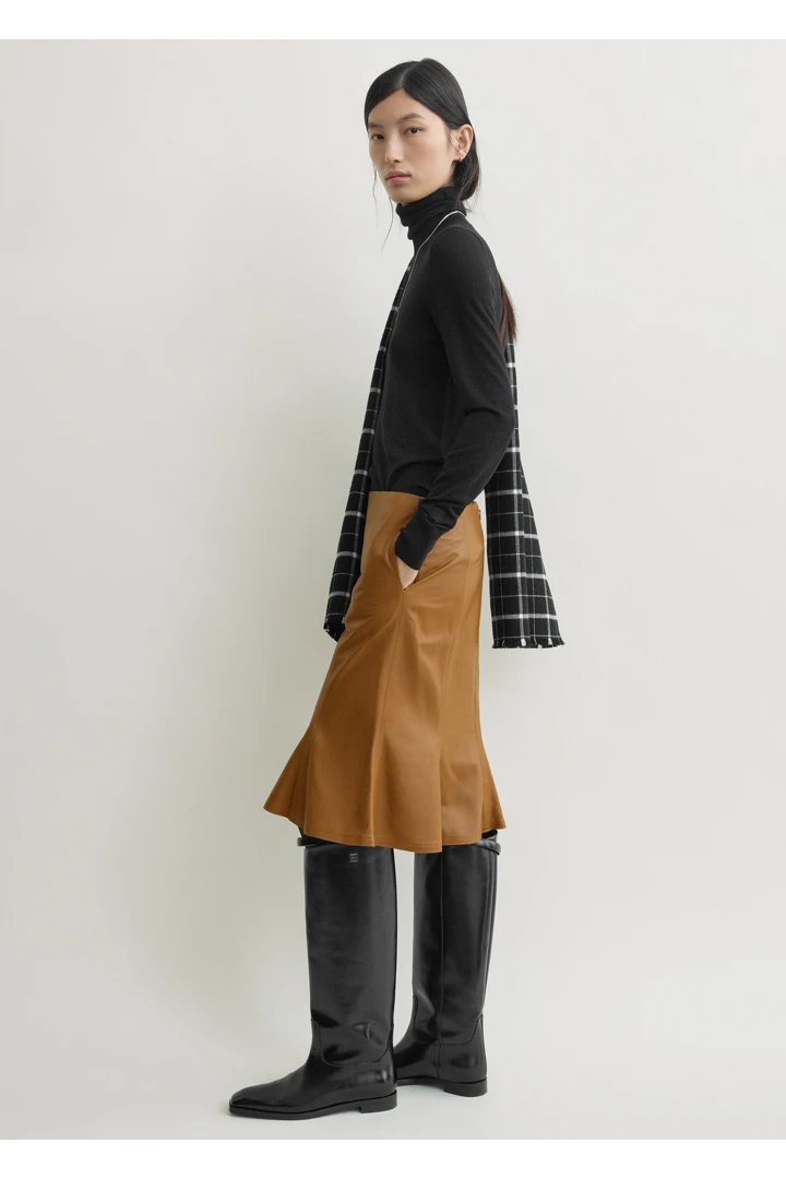 TOTEME 플루티드 레더 스커트 코퍼의 코퍼컬러 1번쨰 이미지입니다.