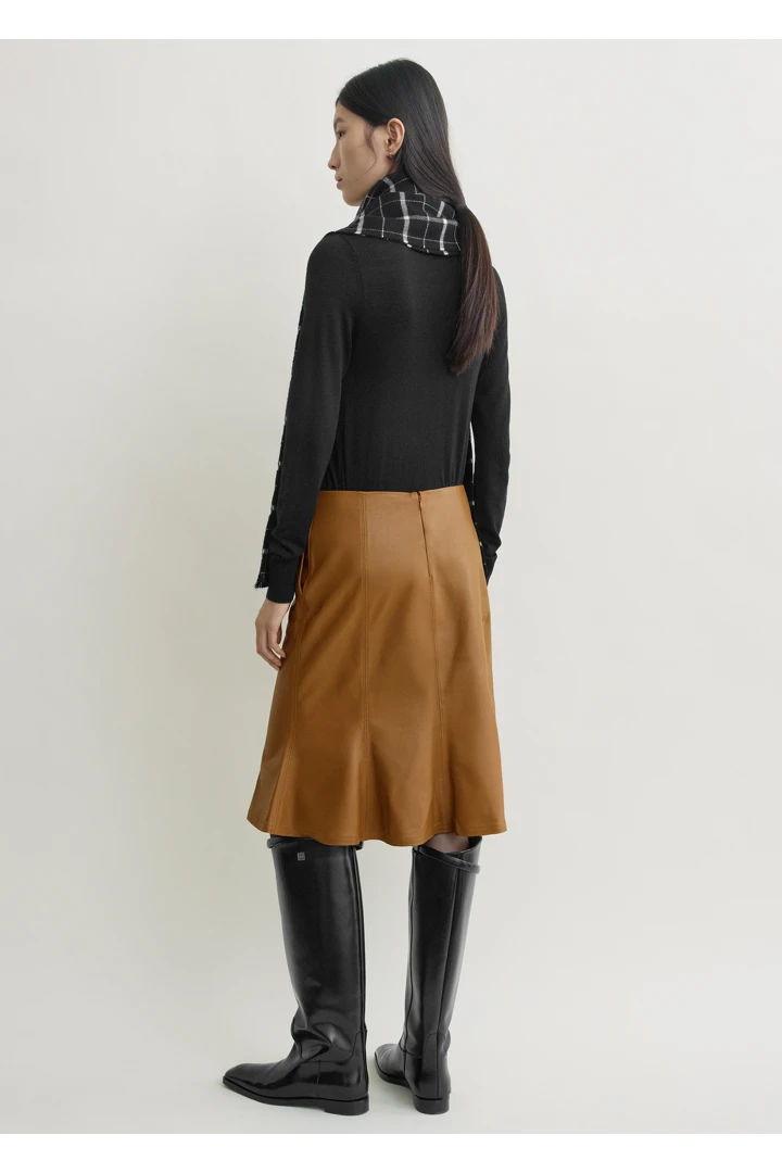 TOTEME 플루티드 레더 스커트 코퍼의 코퍼컬러 2번쨰 이미지입니다.