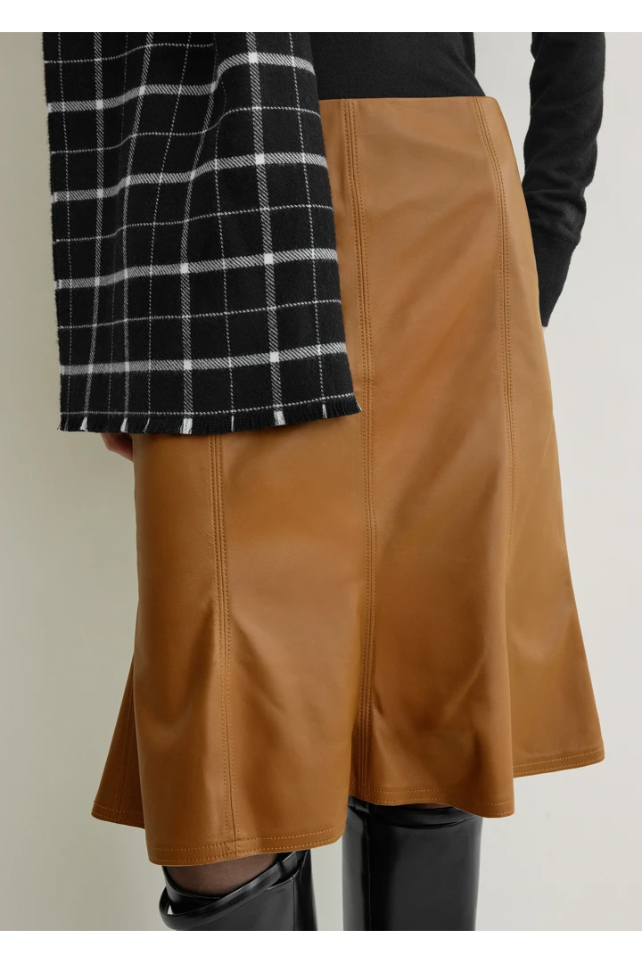 TOTEME 플루티드 레더 스커트 코퍼의 코퍼컬러 3번쨰 이미지입니다.