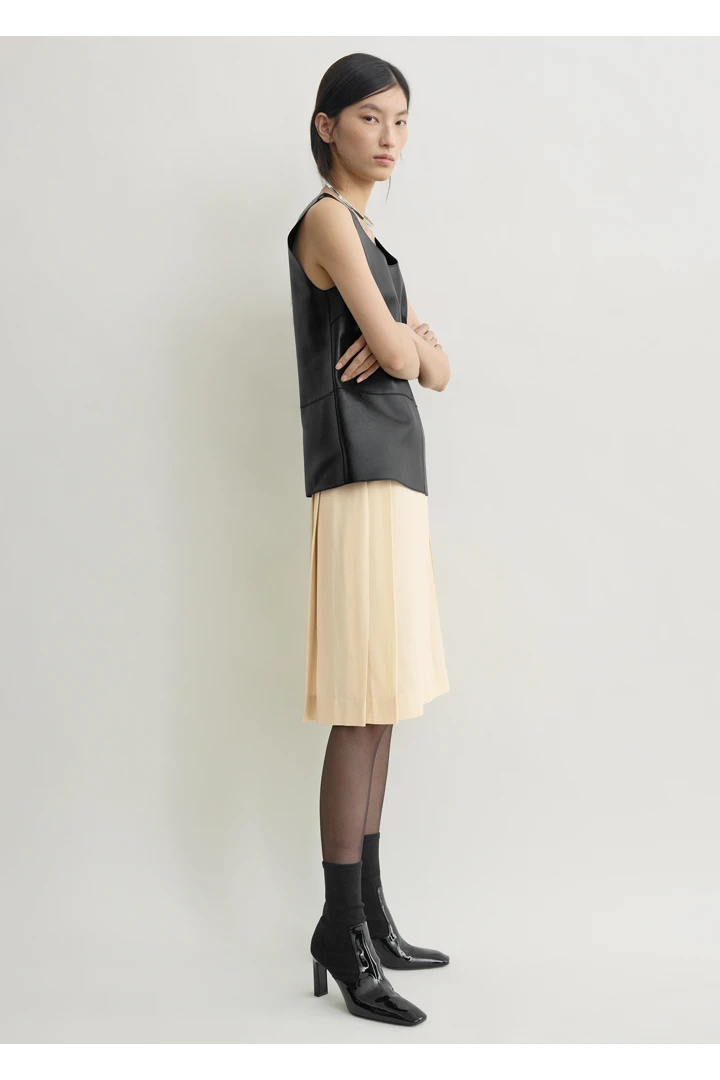 TOTEME 플리티드 랩 스커트 샴페인의 샴페인컬러 1번쨰 이미지입니다.