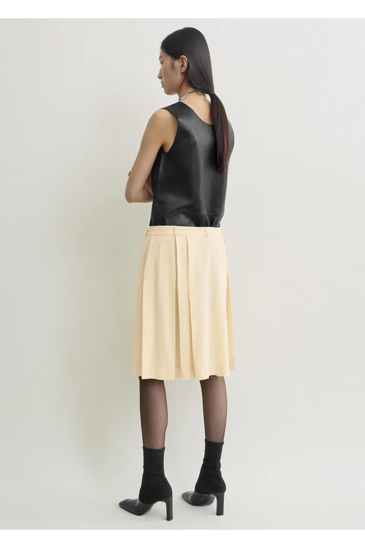 TOTEME 플리티드 랩 스커트 샴페인의 샴페인컬러 2번쨰 이미지입니다.