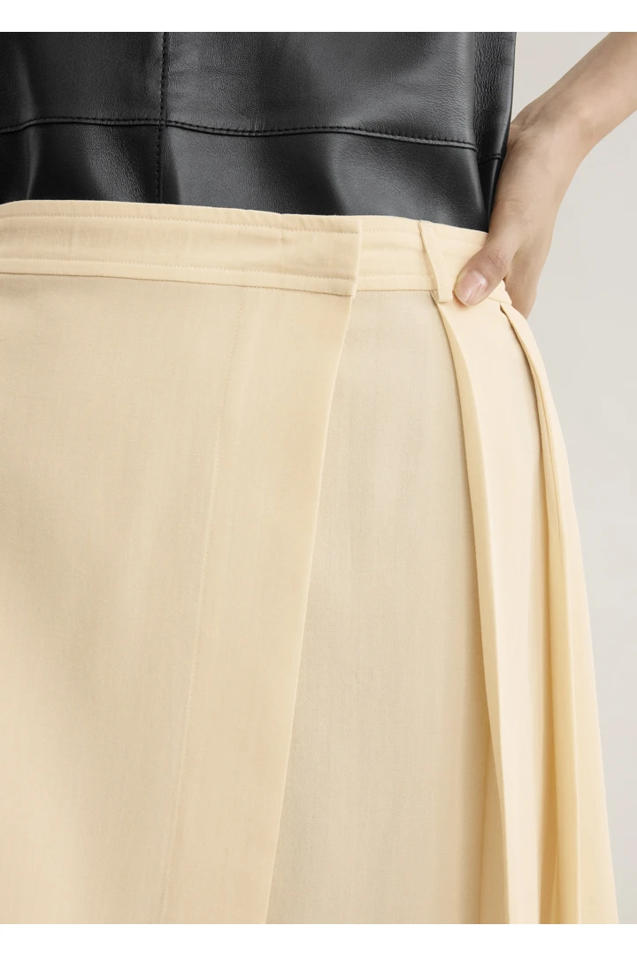 TOTEME 플리티드 랩 스커트 샴페인의 샴페인컬러 3번쨰 이미지입니다.