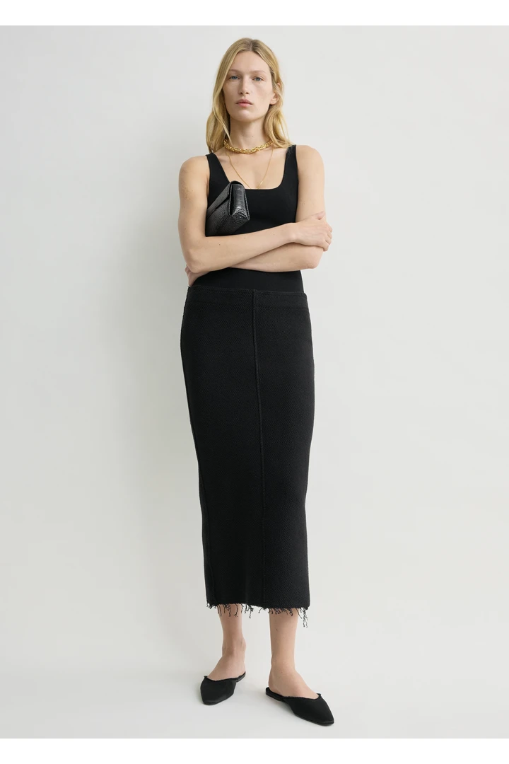 TOTEME 롱 프린지드 저지 스커트 블랙의 블랙컬러 1번쨰 이미지입니다.