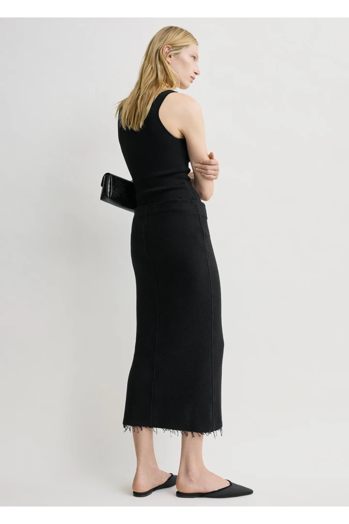 TOTEME 롱 프린지드 저지 스커트 블랙의 블랙컬러 2번쨰 이미지입니다.