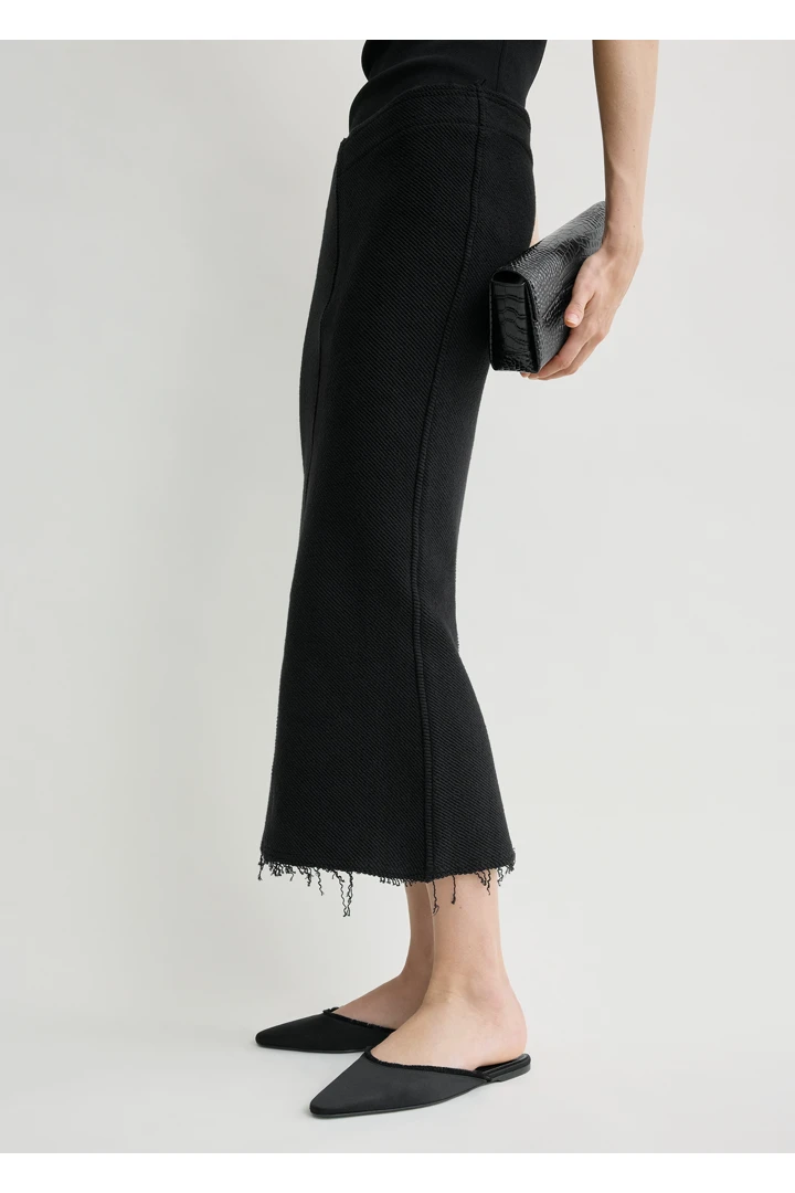 TOTEME 롱 프린지드 저지 스커트 블랙의 블랙컬러 3번쨰 이미지입니다.