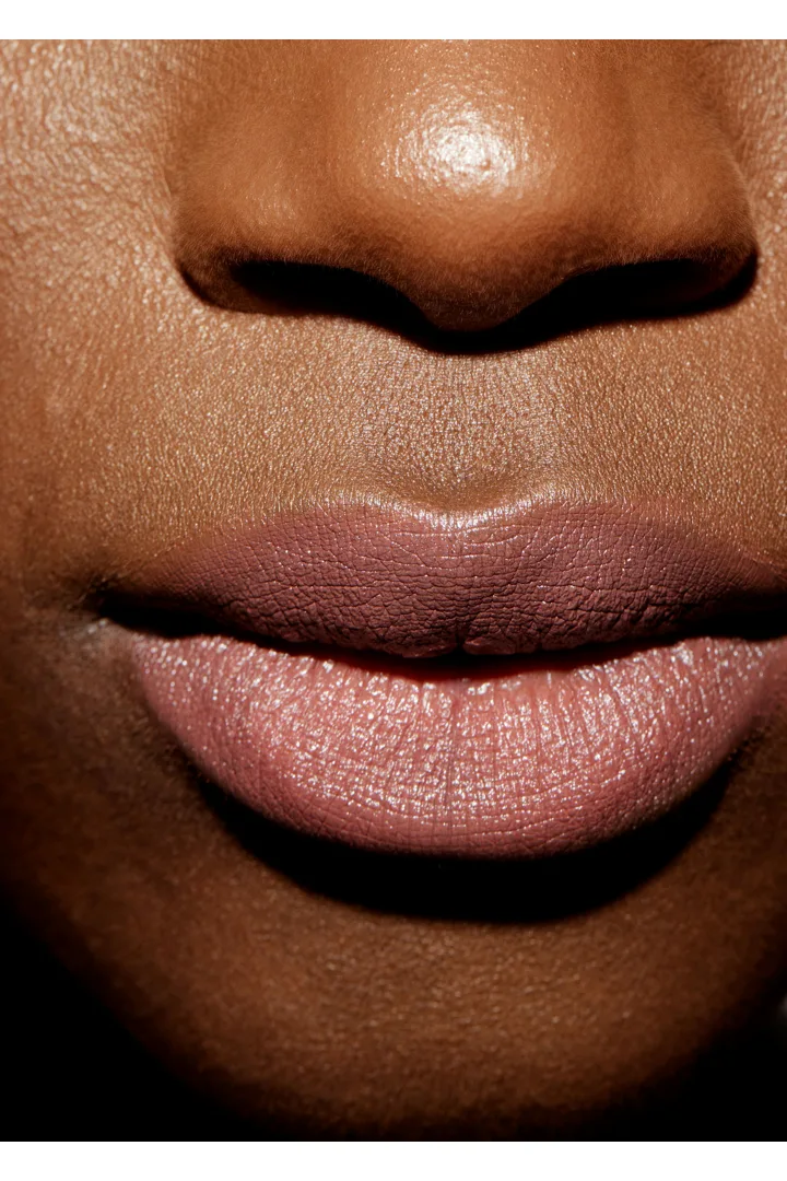 앤아더스토리즈 매트 립 컬러의 베어 비스콧컬러 ECOMLook입니다.