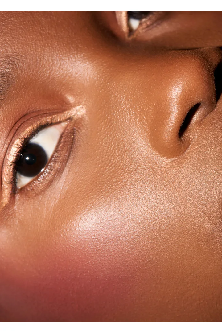 앤아더스토리즈 매트 립 컬러의 포이즈드 블론드컬러 ECOMLook입니다.