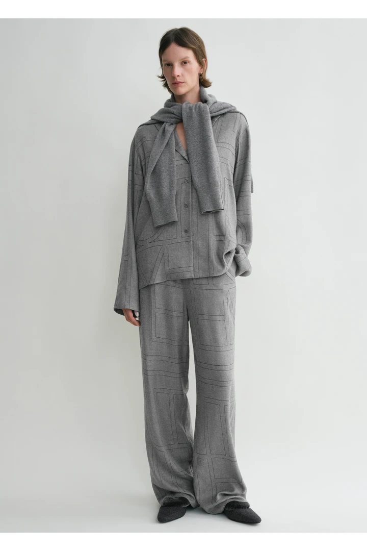 TOTEME 모노그램 플란넬 PJ 탑 스모크 멜란지의 스모크 멜란지컬러 0번쨰 이미지입니다.