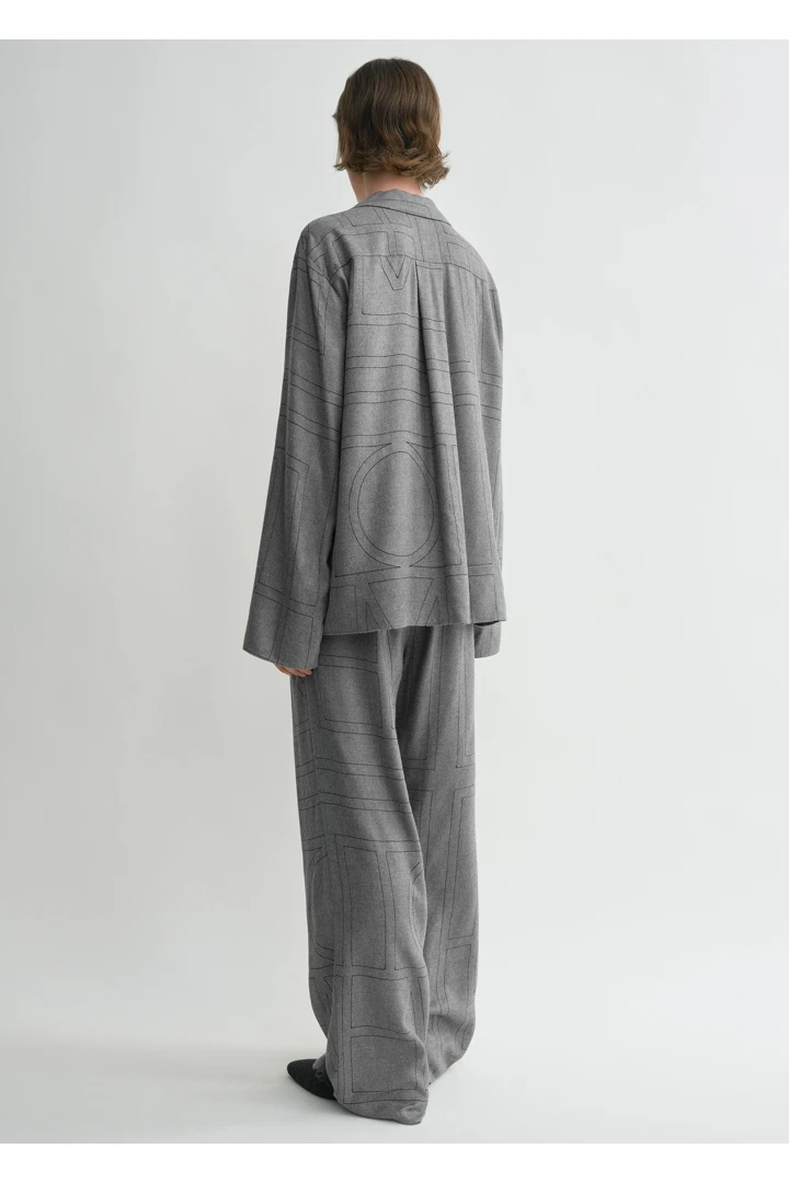 TOTEME 모노그램 플란넬 PJ 탑 스모크 멜란지의 스모크 멜란지컬러 2번쨰 이미지입니다.