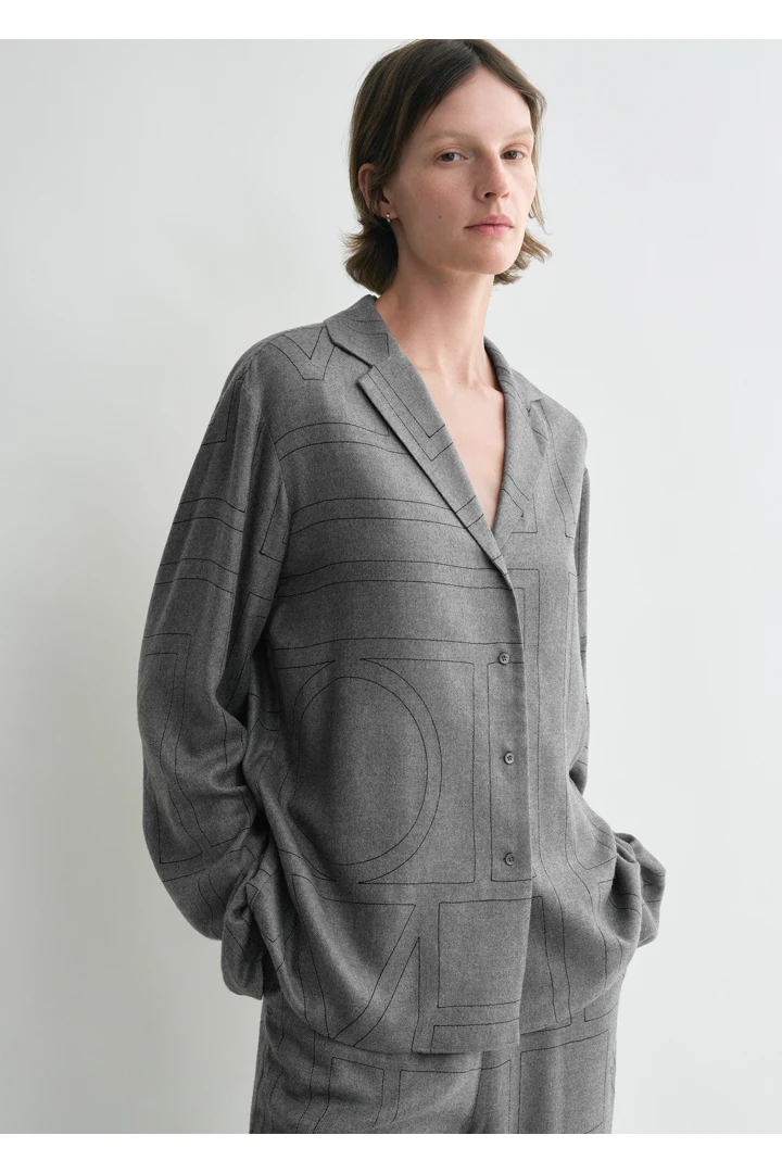 TOTEME 모노그램 플란넬 PJ 탑 스모크 멜란지의 스모크 멜란지컬러 3번쨰 이미지입니다.