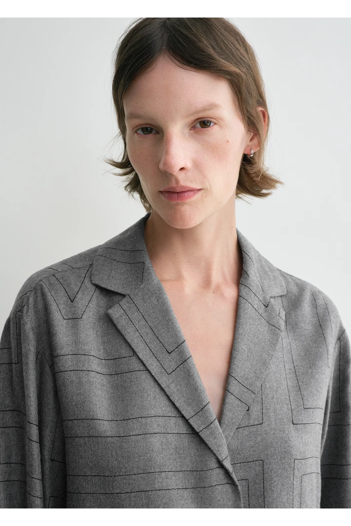 TOTEME 모노그램 플란넬 PJ 탑 스모크 멜란지의 스모크 멜란지컬러 4번쨰 이미지입니다.