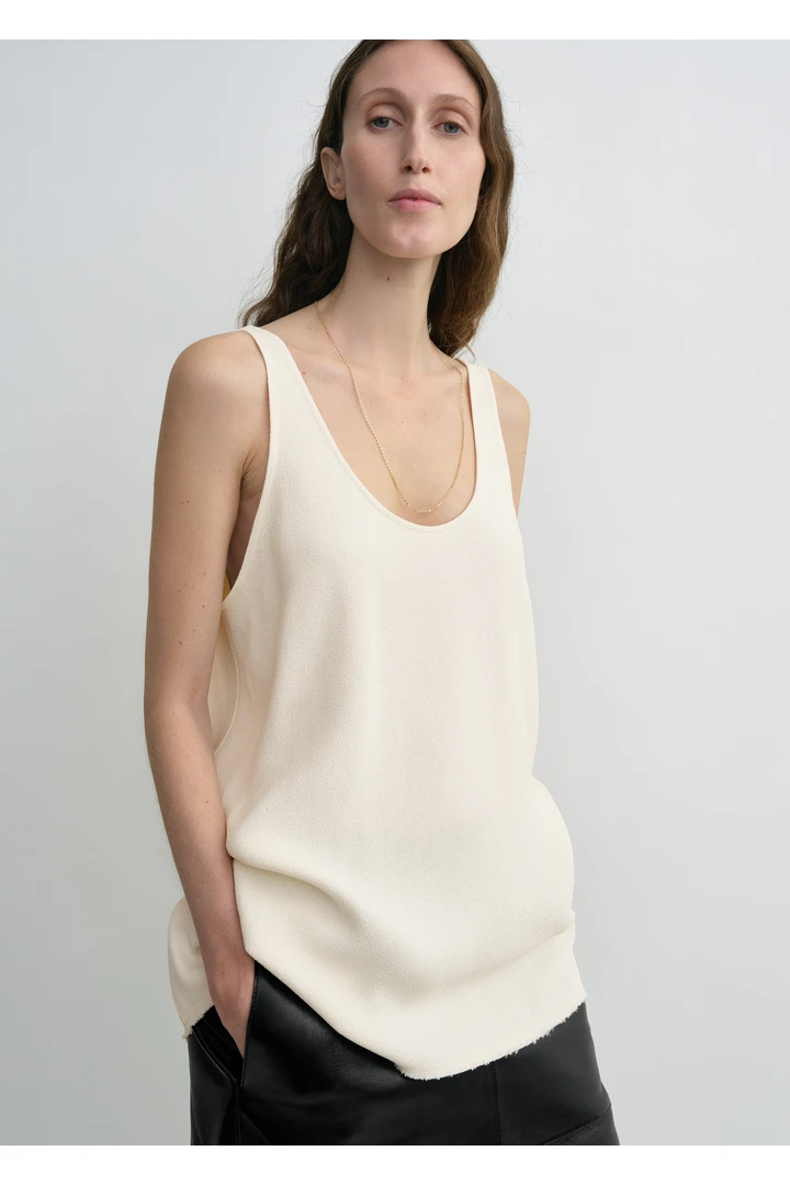 TOTEME 세이블 탱크탑 마카다미아의 마카다미아컬러 3번쨰 이미지입니다.